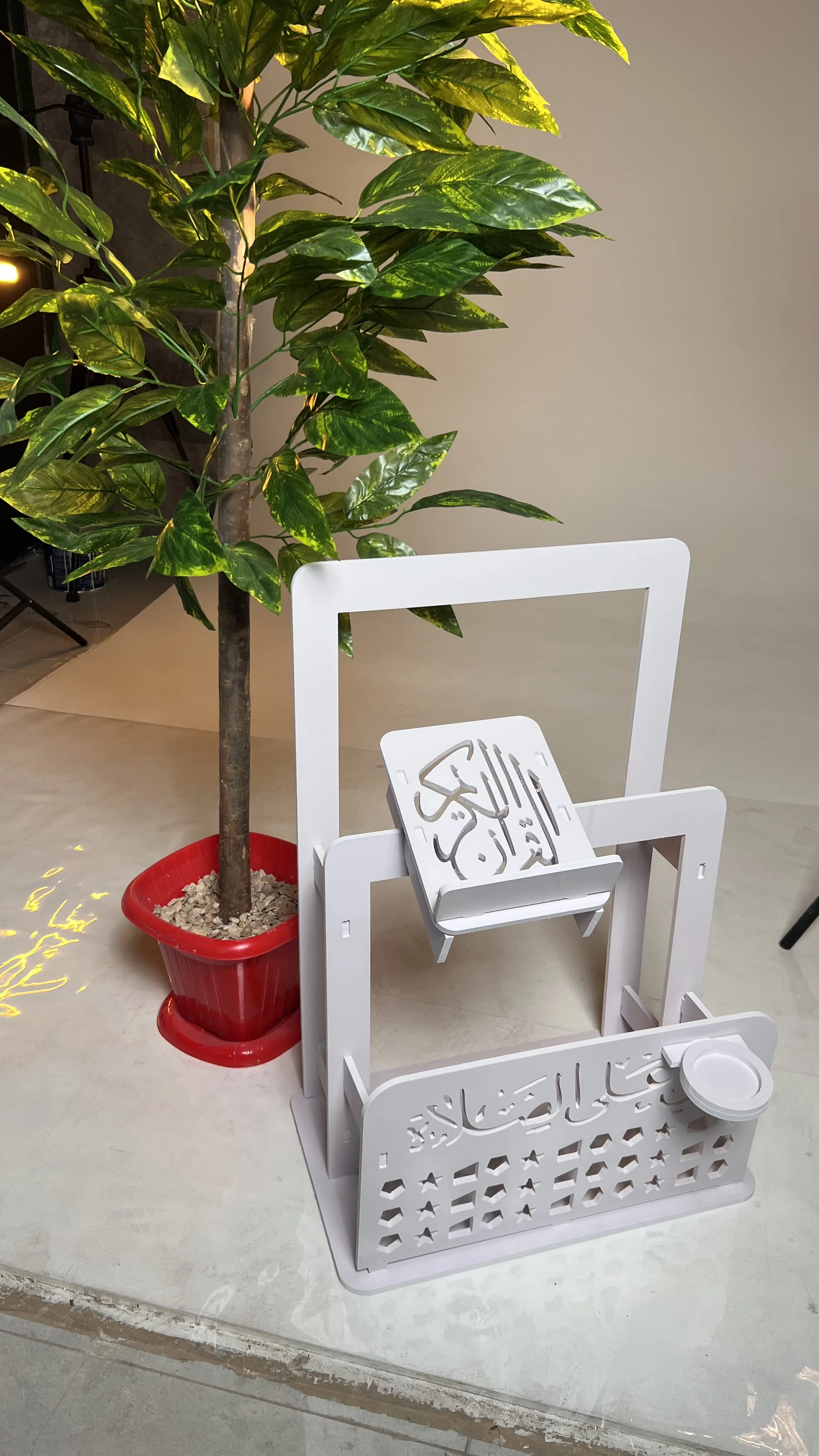 منظم الركن الديني – أبيض، حامل قرآن مائل، نقوش إسلامية مفرغة، حامل تربة وشمعة، تعليق سجاد