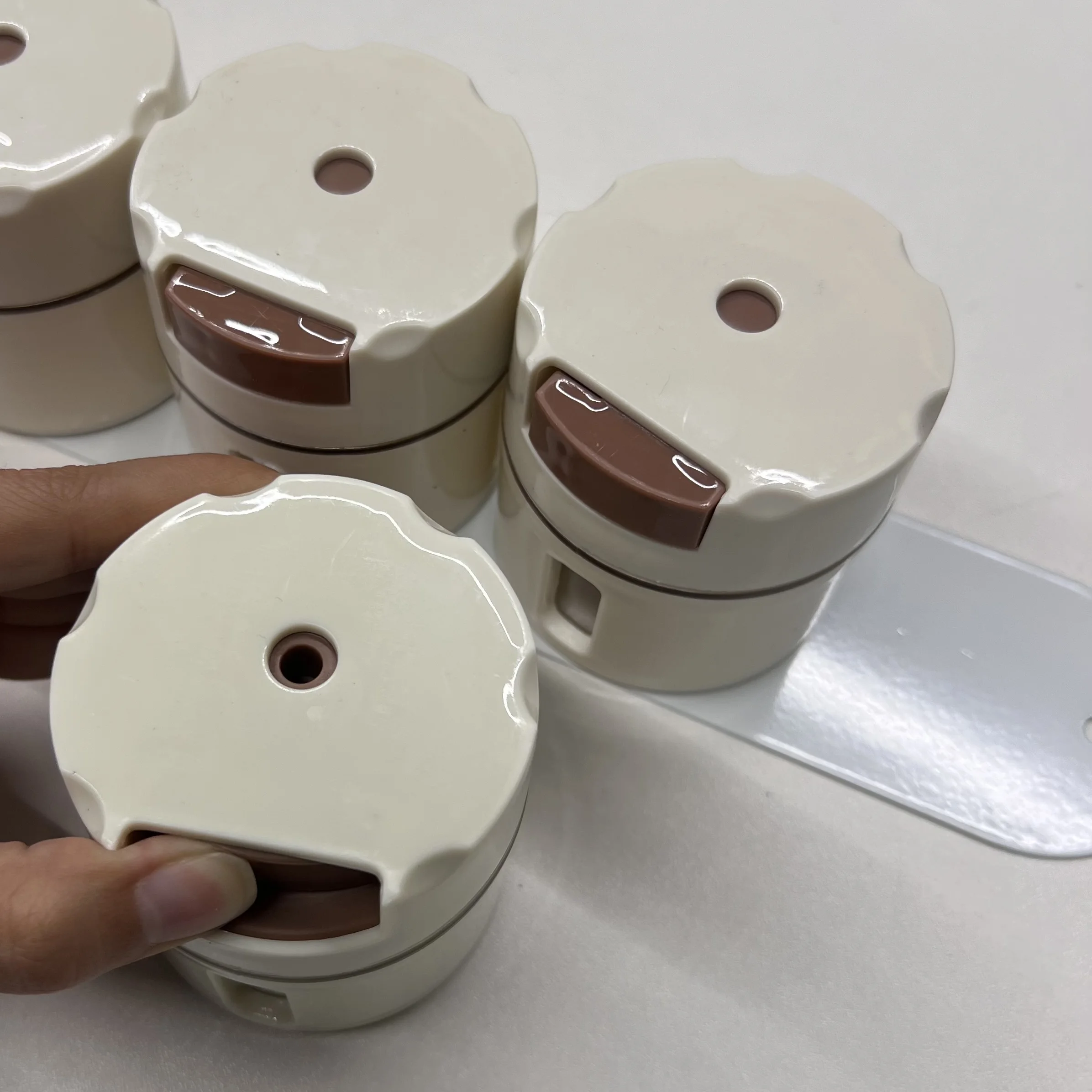 طقم علب توابل مغناطيسية جدارية – شفاف، نظام ضغط علوي 0.5 جرام، تركيب بدون حفر