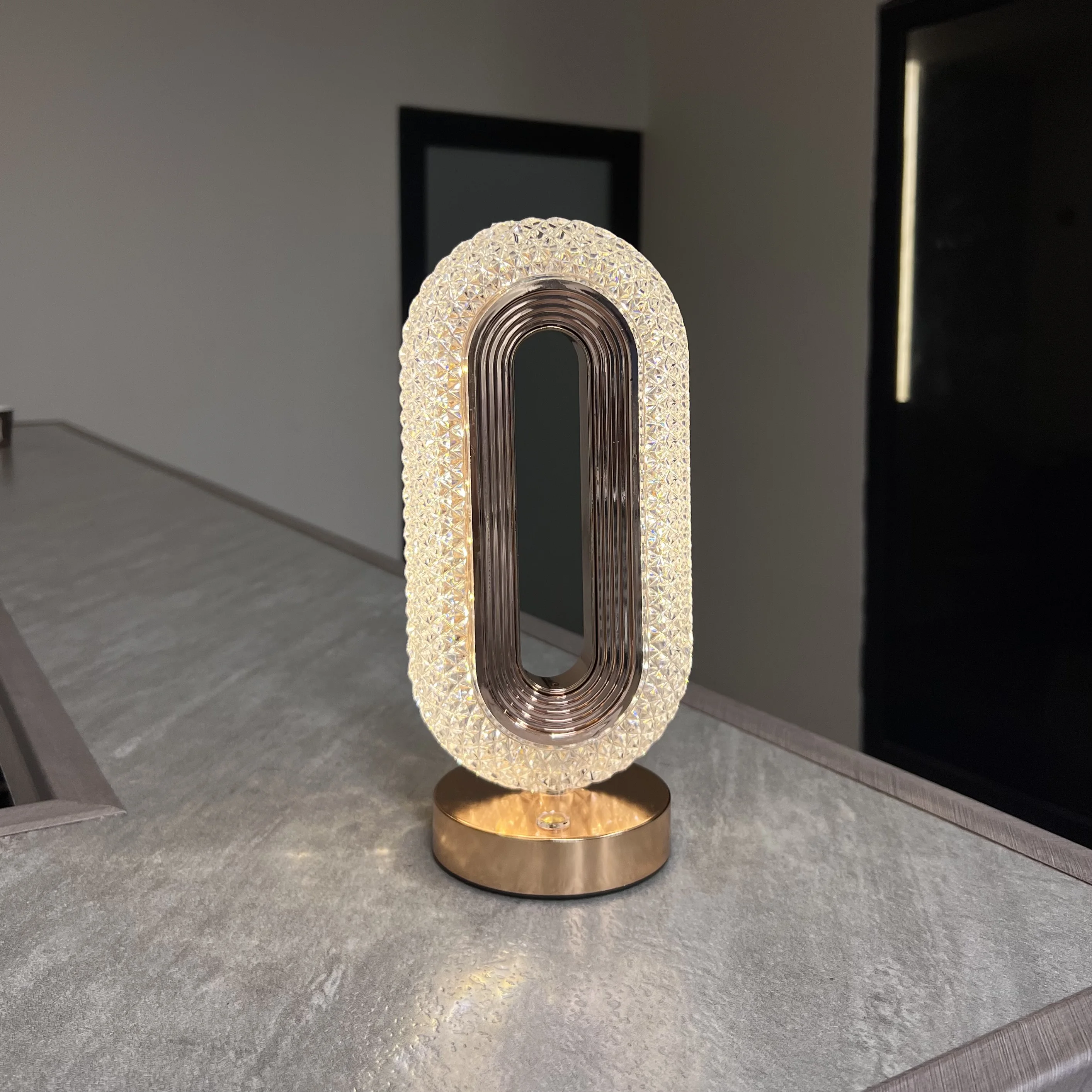 مصباح طاولة كريستالي قابل للشحن – إضاءة و3 أوضاع بـ12 ساعة عمل