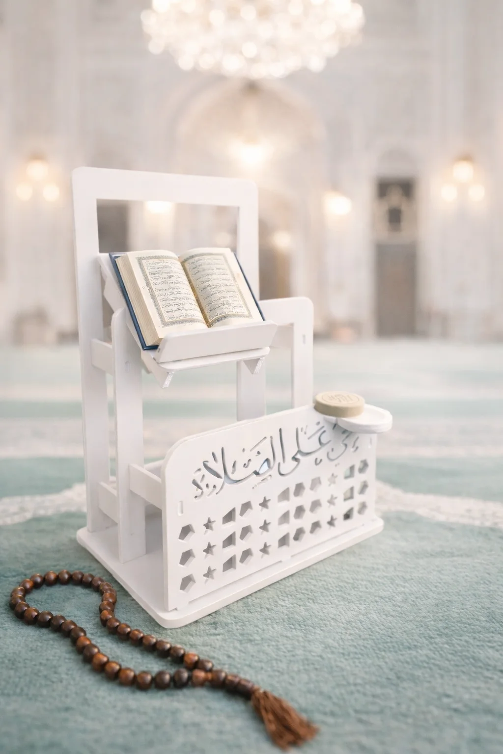 منظم الركن الديني – أبيض، حامل قرآن مائل، نقوش إسلامية مفرغة، حامل تربة وشمعة، تعليق سجاد