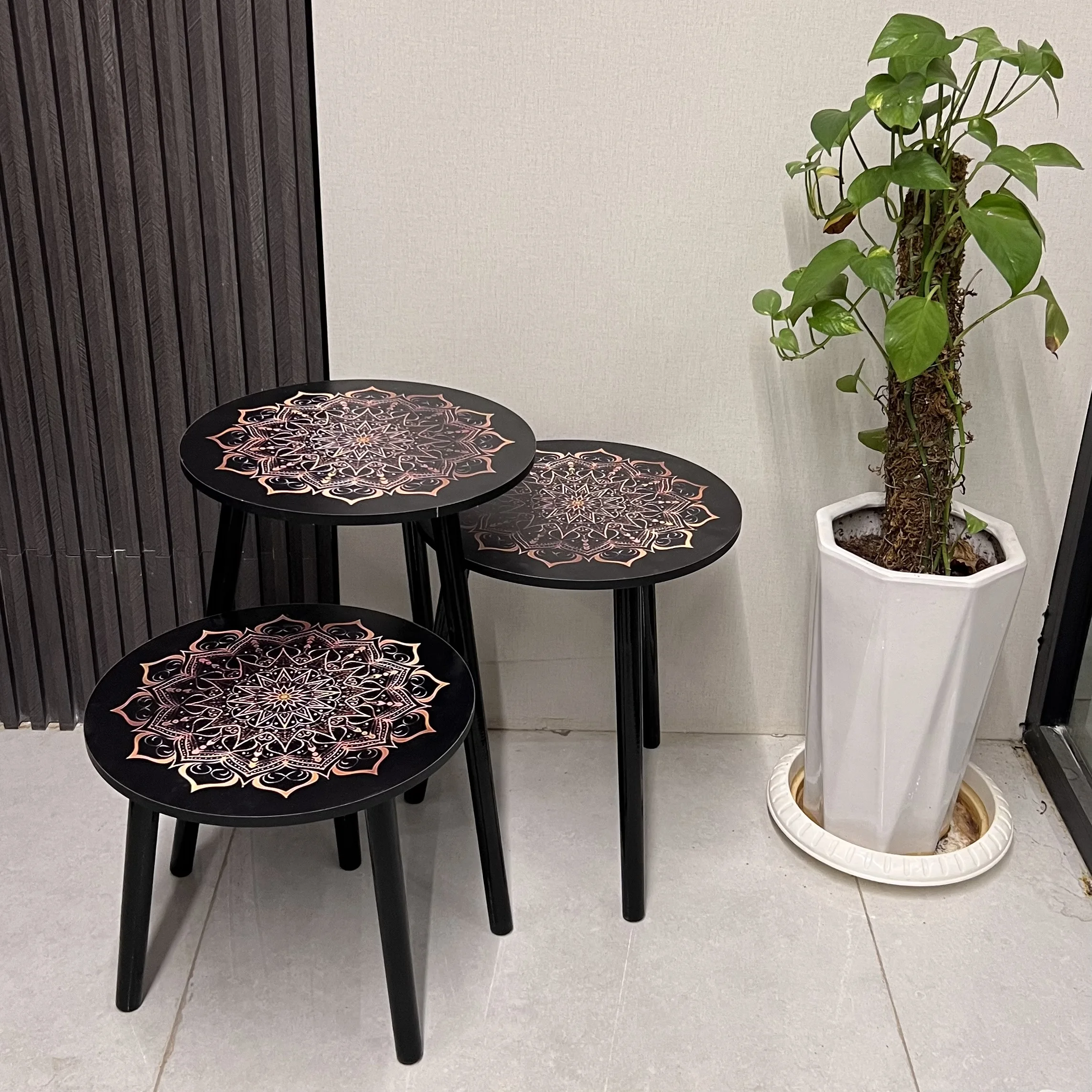 طقم طاولات متداخلة 3 قطع بنقشة الماندالا – أسود مع لمسات نحاسية وبرونزية، أبعاد 40 سم