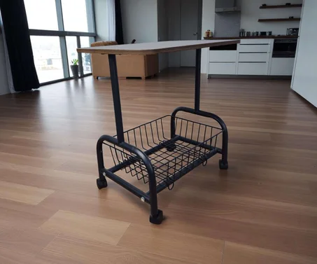 طاولة متحركة متعددة الاستخدامات بسلة تخزين