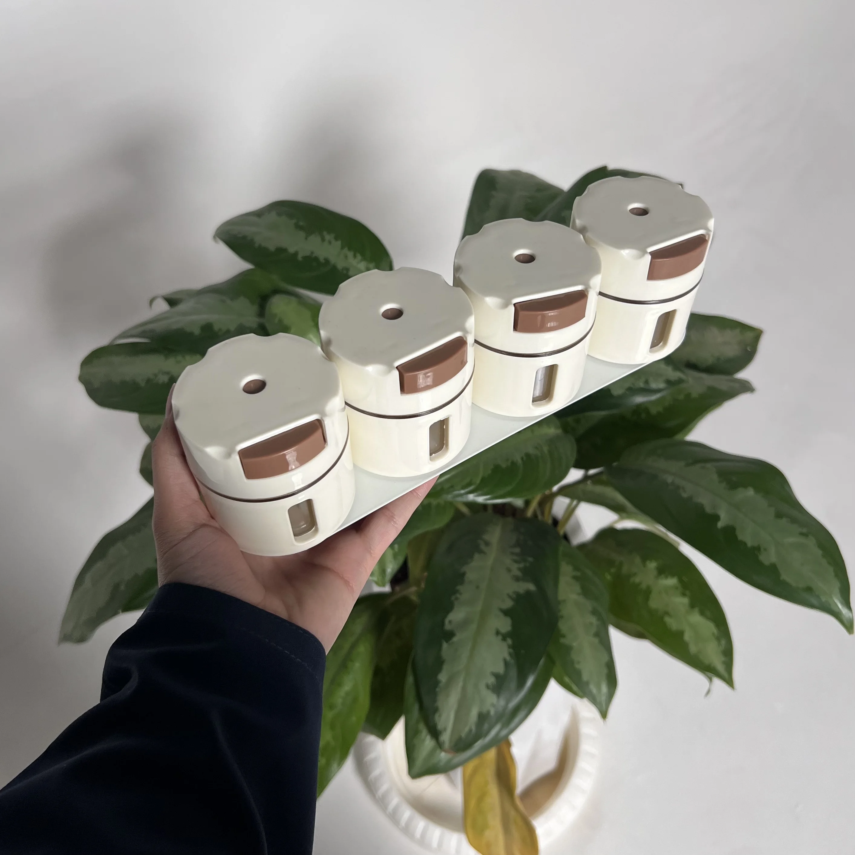 طقم علب توابل مغناطيسية جدارية – شفاف، نظام ضغط علوي 0.5 جرام، تركيب بدون حفر