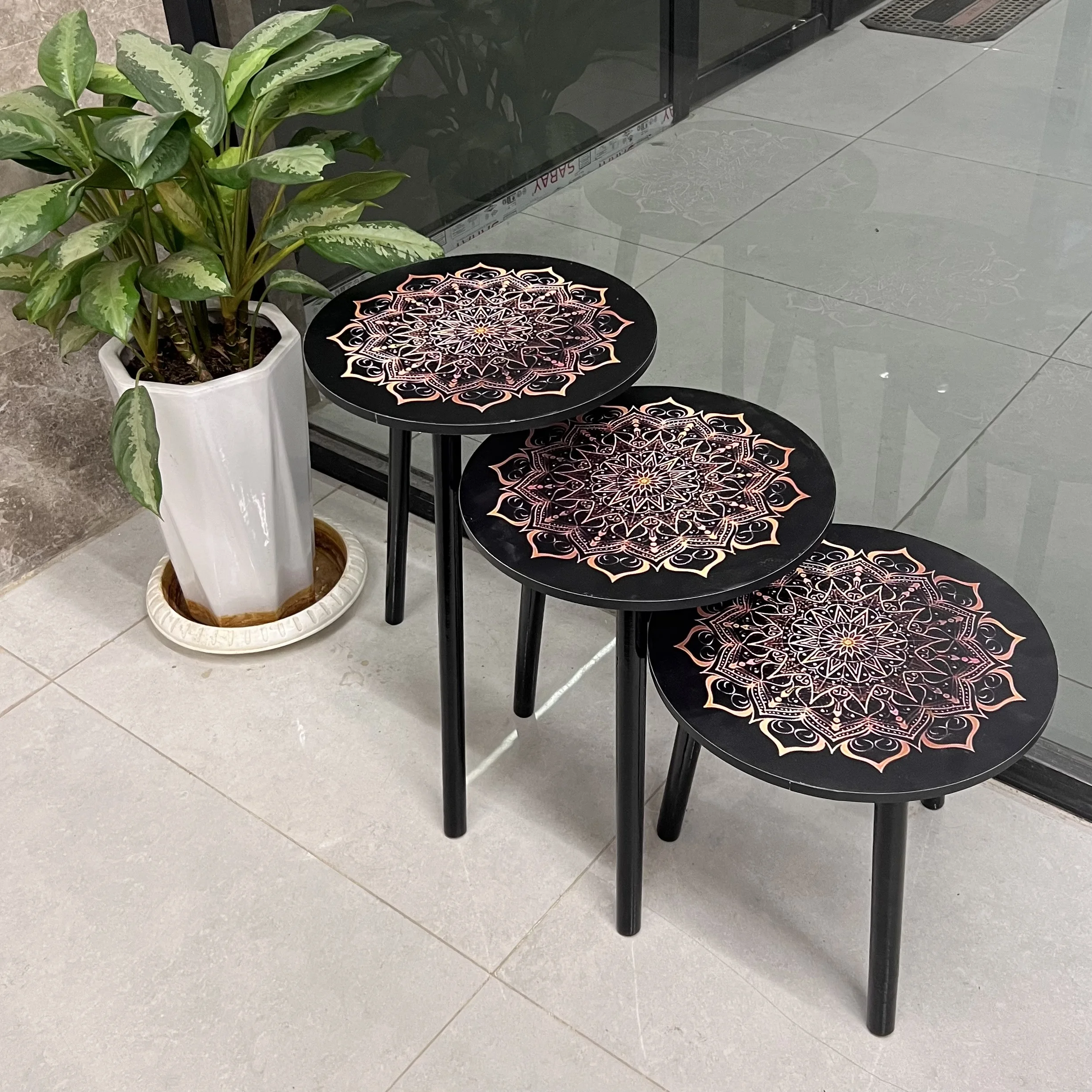 طقم طاولات متداخلة 3 قطع بنقشة الماندالا – أسود مع لمسات نحاسية وبرونزية، أبعاد 40 سم