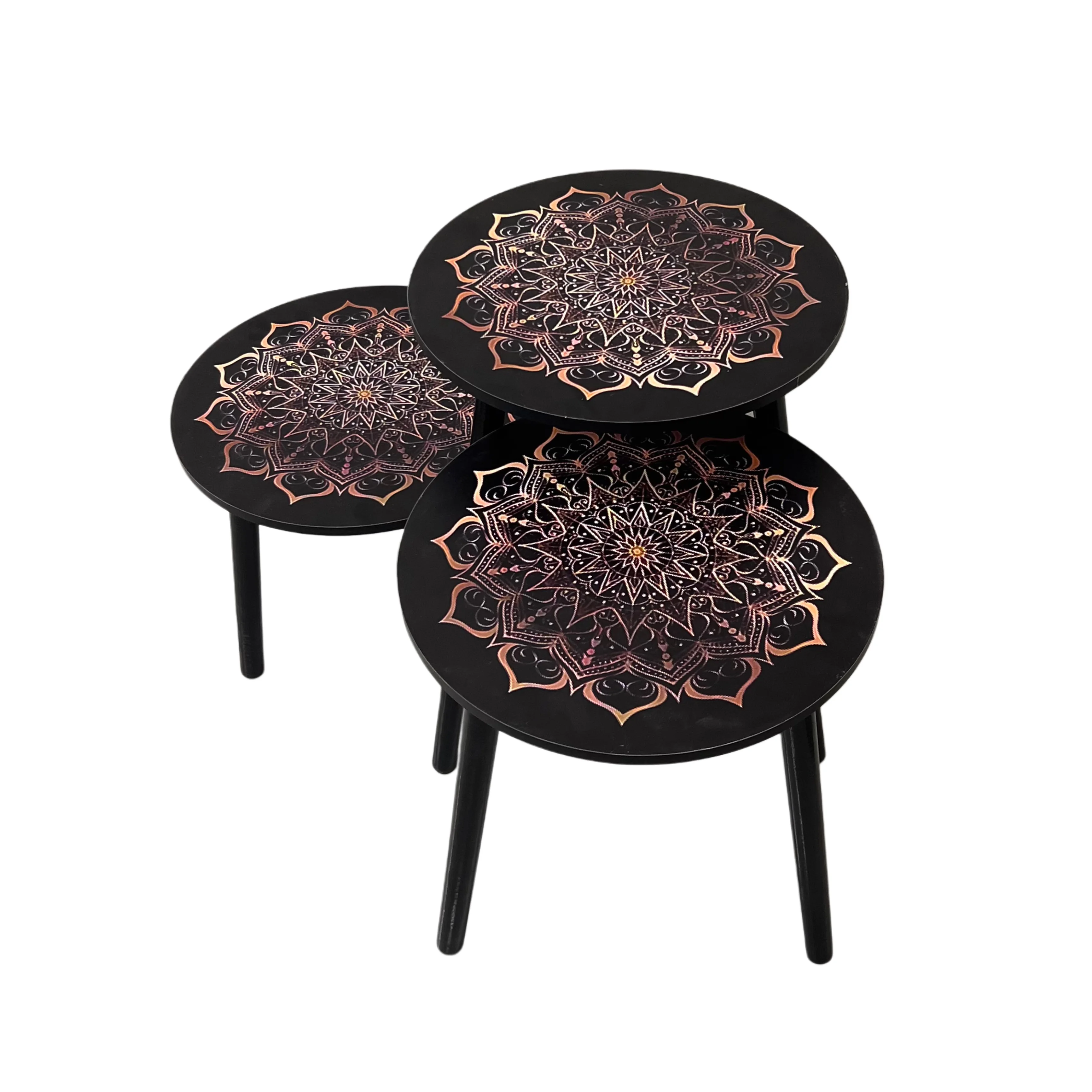طقم طاولات متداخلة 3 قطع بنقشة الماندالا – أسود مع لمسات نحاسية وبرونزية، أبعاد 40 سم