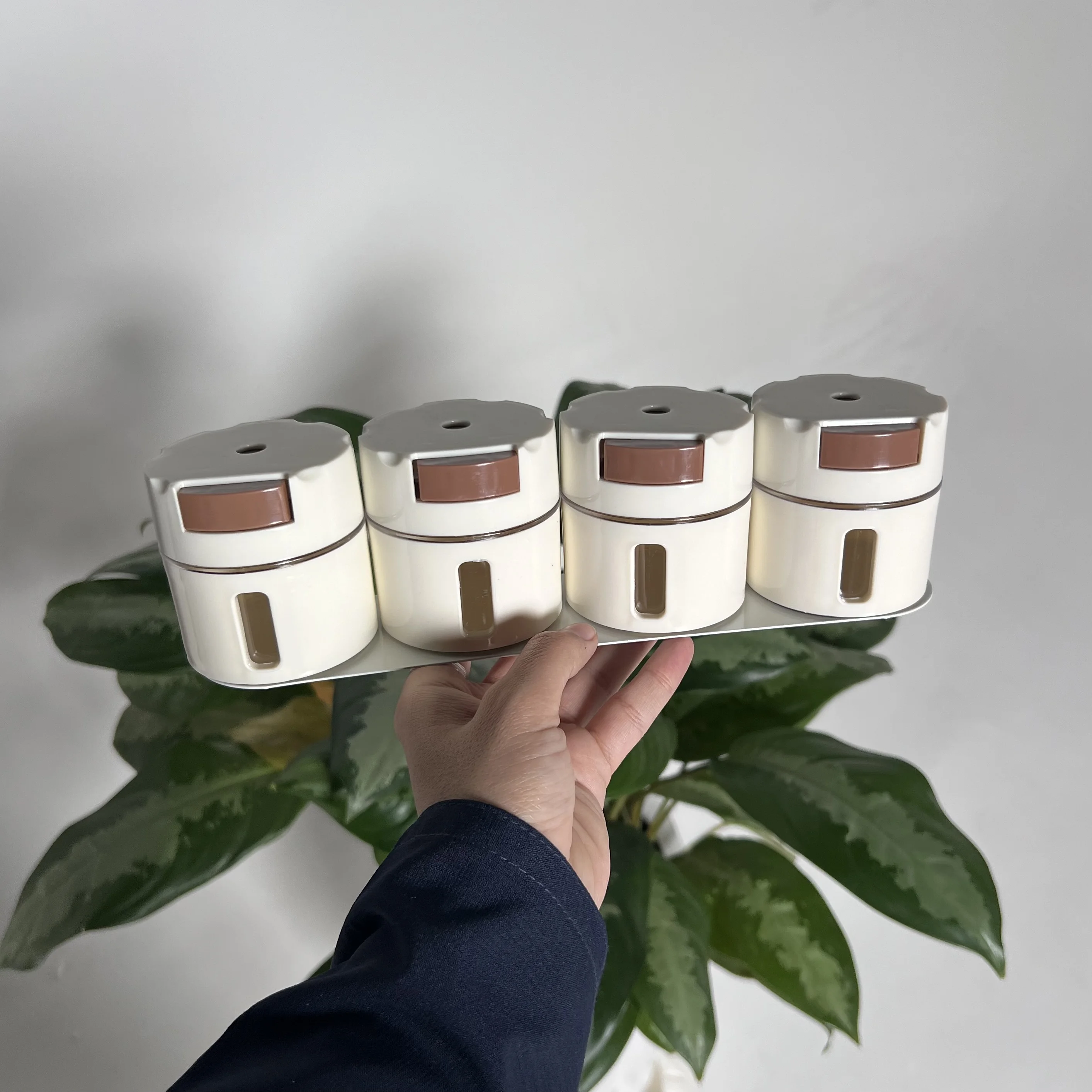 طقم علب توابل مغناطيسية جدارية – شفاف، نظام ضغط علوي 0.5 جرام، تركيب بدون حفر