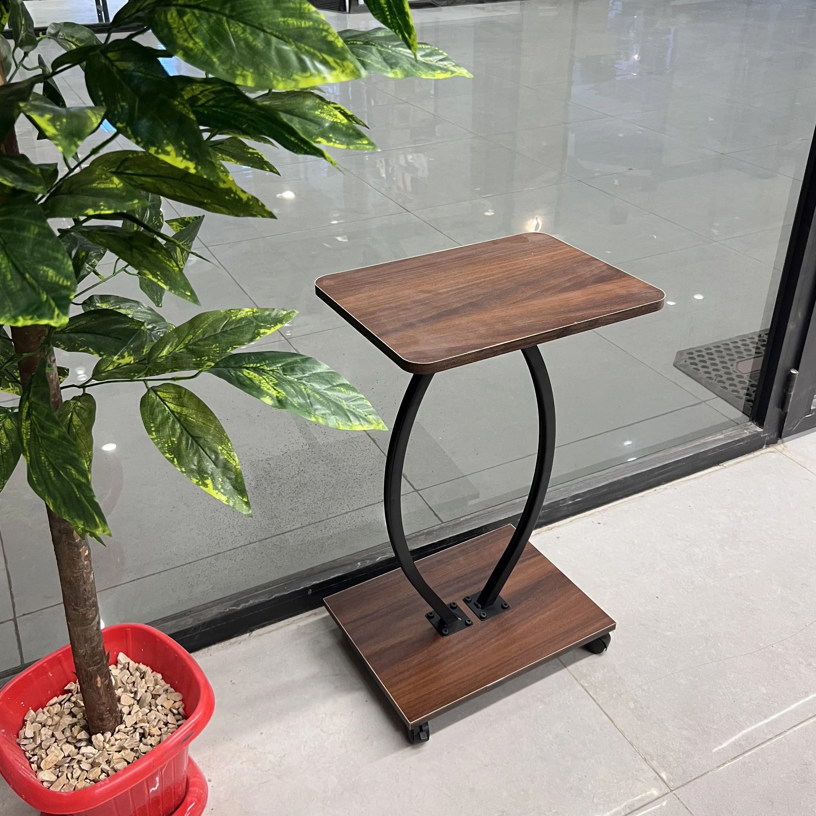 طاولة جانبية متحركة قابلة للتثبيت – تصميم C بعجلتين مع رف سفلي