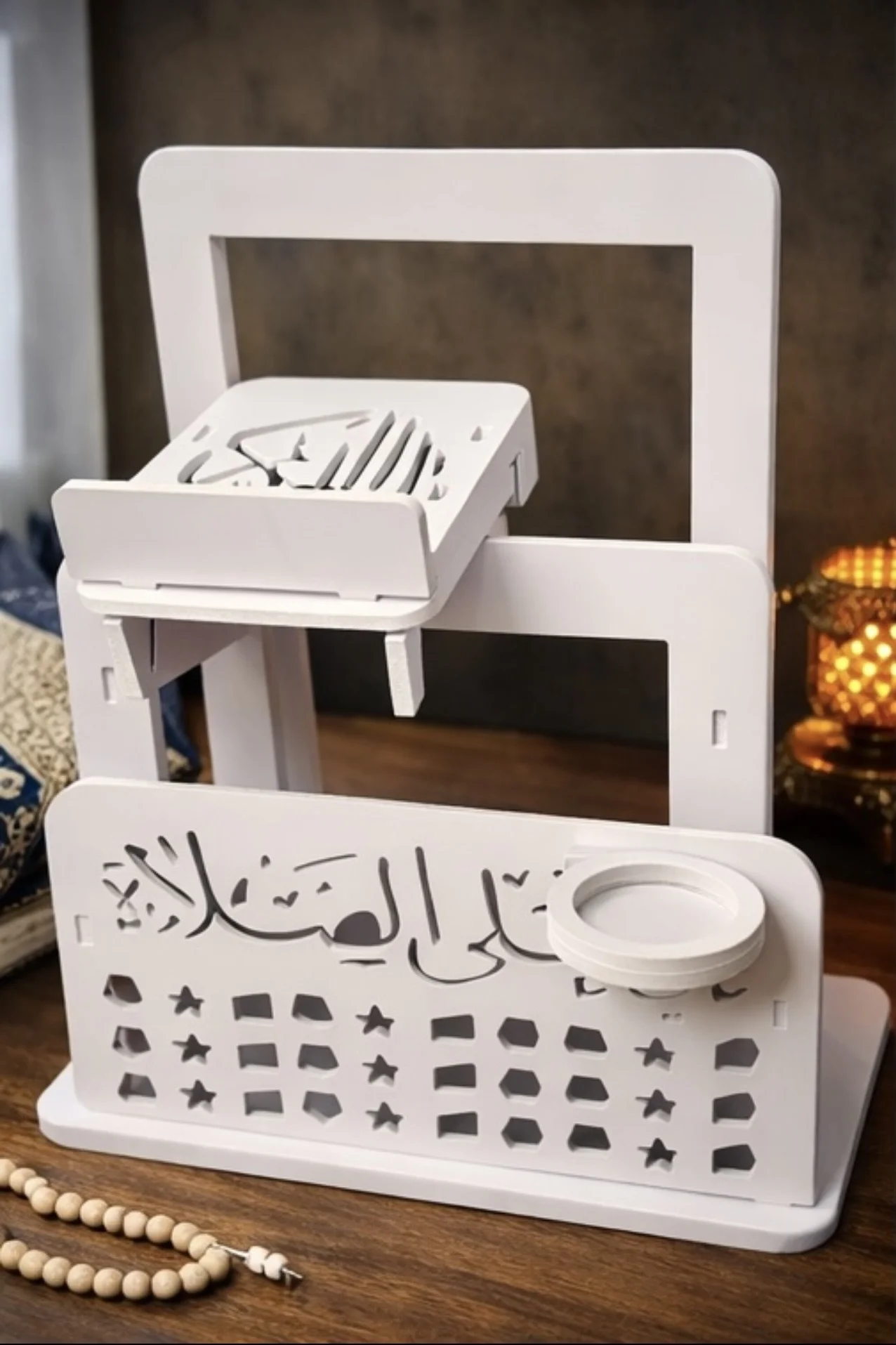 منظم الركن الديني – أبيض، حامل قرآن مائل، نقوش إسلامية مفرغة، حامل تربة وشمعة، تعليق سجاد