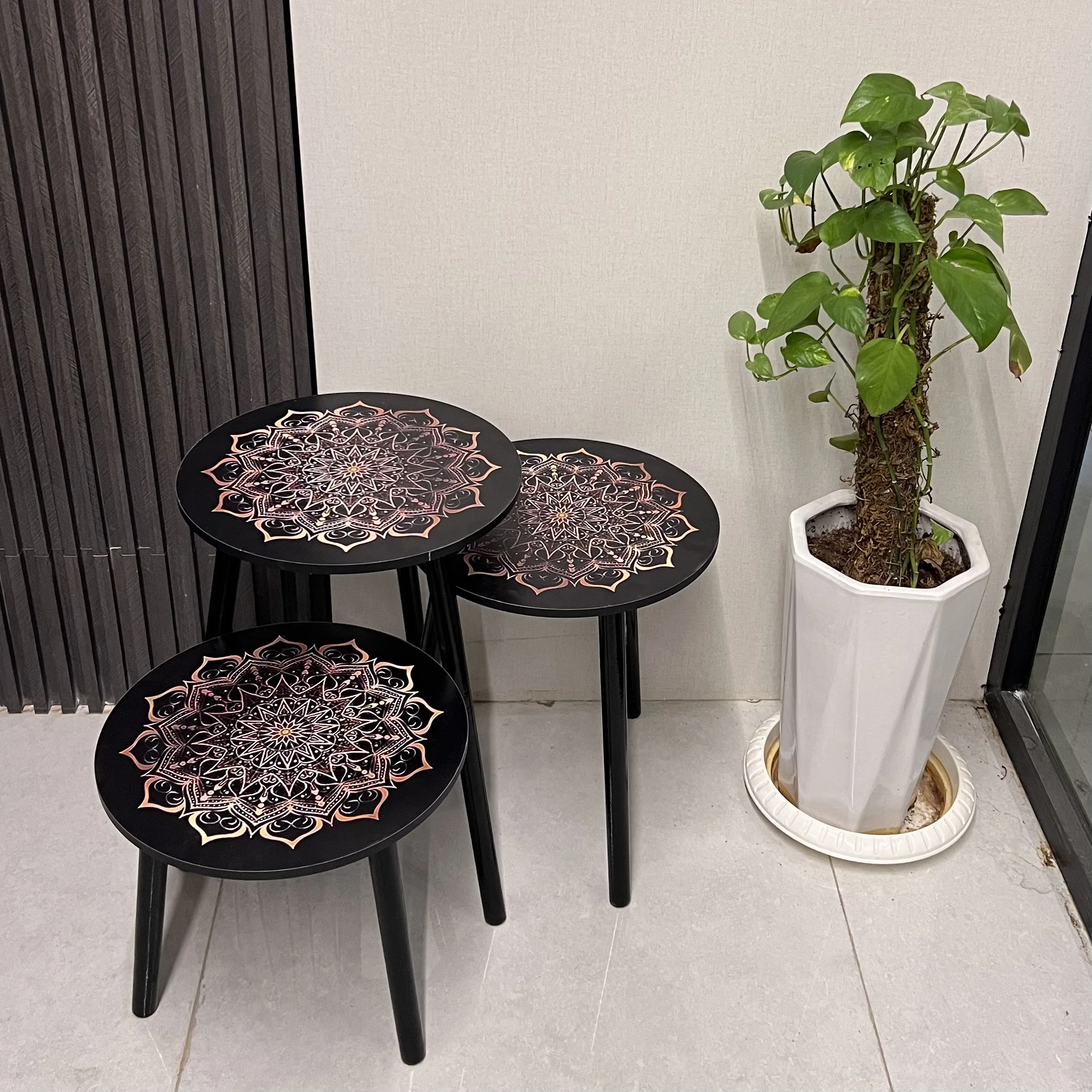 طقم طاولات متداخلة 3 قطع بنقشة الماندالا – أسود مع لمسات نحاسية وبرونزية، أبعاد 40 سم