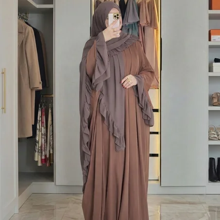 *عباية عريضة بقصة فراشة وتفاصيل كلاص+ طرحة بفرافر +  فولار