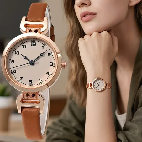 ساعة نسائية أنيقة وصغيرة الحجم بتصميم دائري