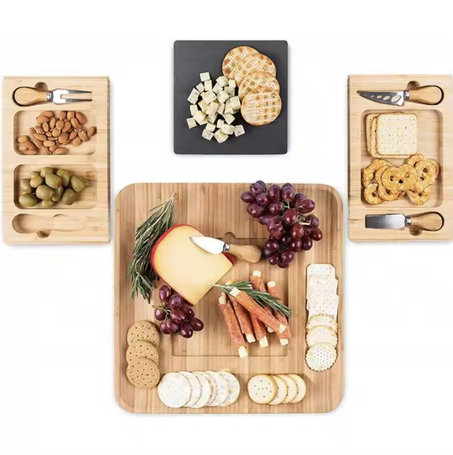 لوح جبن مع مجموعة سكاكين