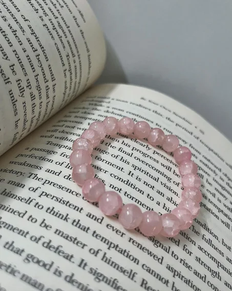 🌸 Rose Quartz – حجر الحب والنعومة