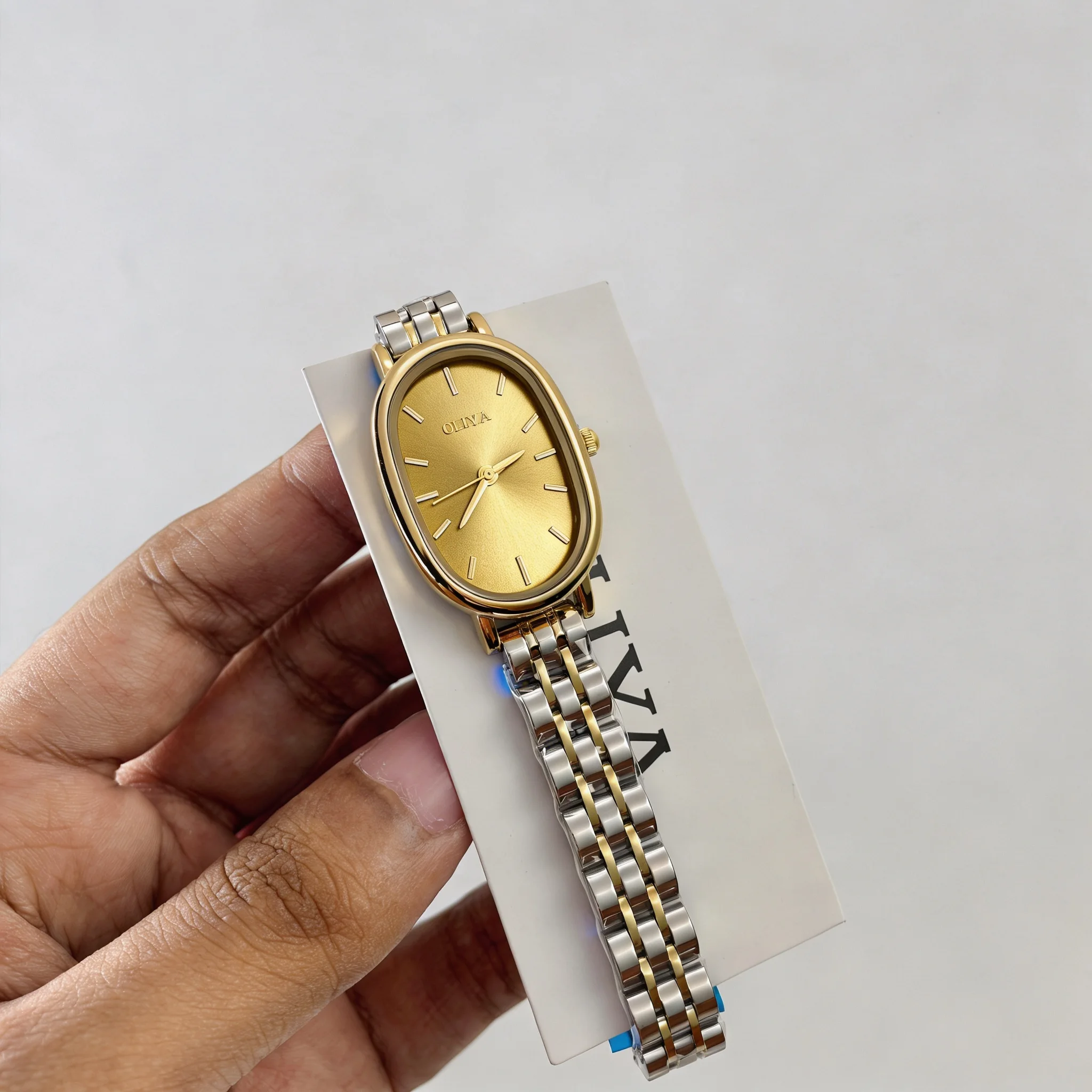 OLIYA MONTRE (ovale)