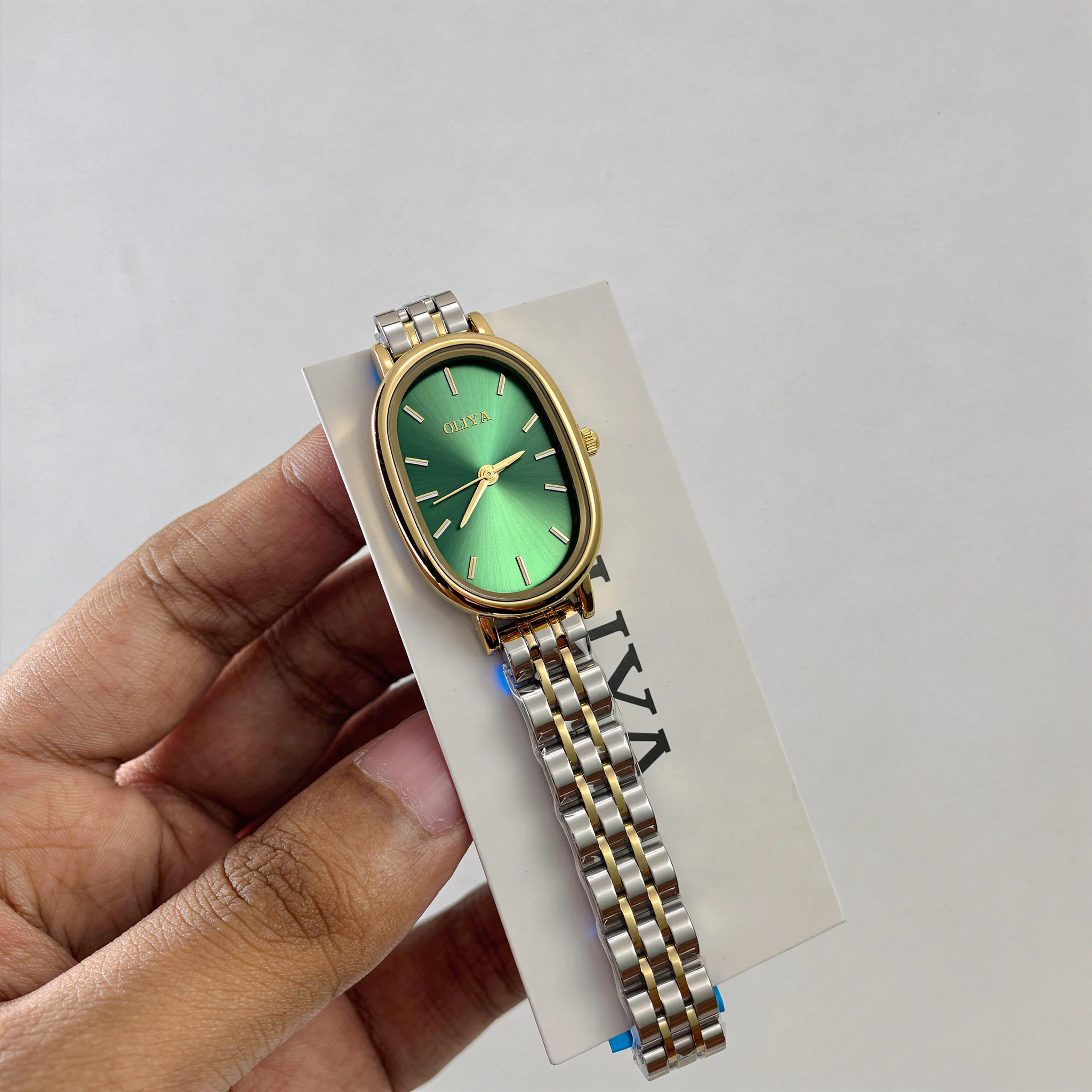 OLIYA MONTRE (ovale)