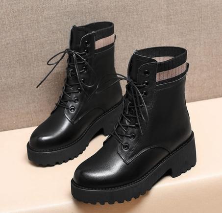 حذاء جميل انيق وعالي الكعب وخفيف الوزن