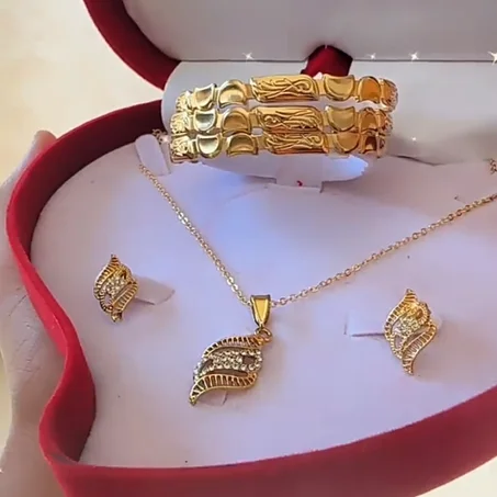 مجموعة مجوهرات الأناقة الذهبية 3 قطع عالية الجودة مطلية بالذهب