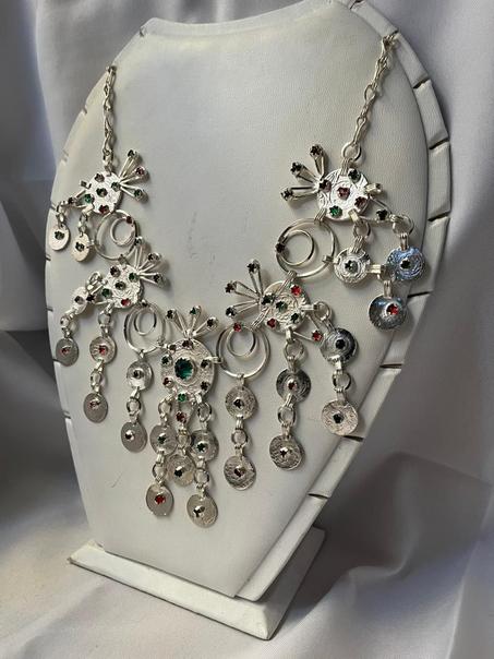 عقد أمازيغي فضي أصيل بزخارف تراثية ولمسات عصرية