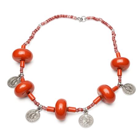 عقد اللبان  الأحمر بالقطع الفضية. أناقة تراثية تعطي حضور قوي.