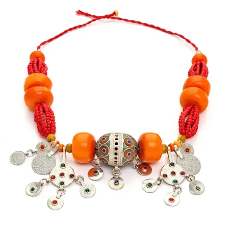 عقد أمازيغي تقليدي بحبات كبيرة ولمسة فضية مميزة