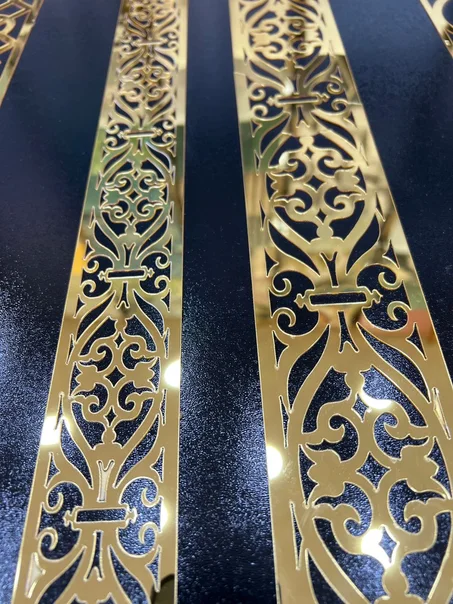 شريط الأكريلك الحائطي بلونه الذهبي الأنيق