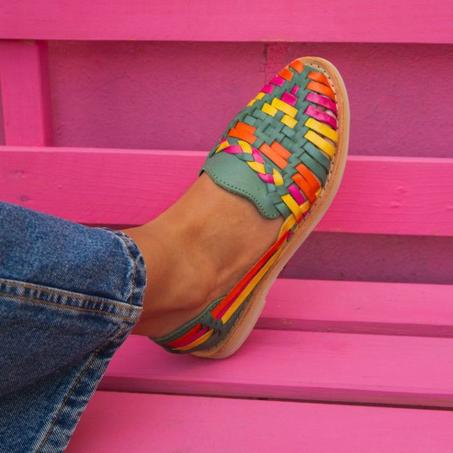 صندل صيفي نسائي بتصميم فريد وحيوي