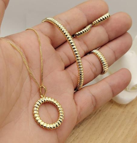 طقم “إليغانس” الذهبي الفاخر – لمعان وأناقة بلا حدود ✨