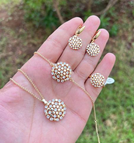 طقم “رُقيّ” الذهبي المرصّع 💎