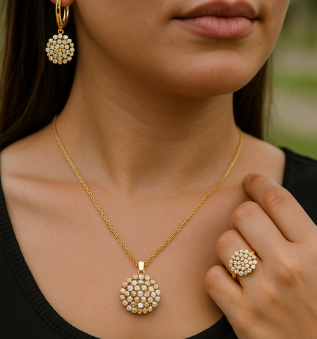 طقم “رُقيّ” الذهبي المرصّع 💎