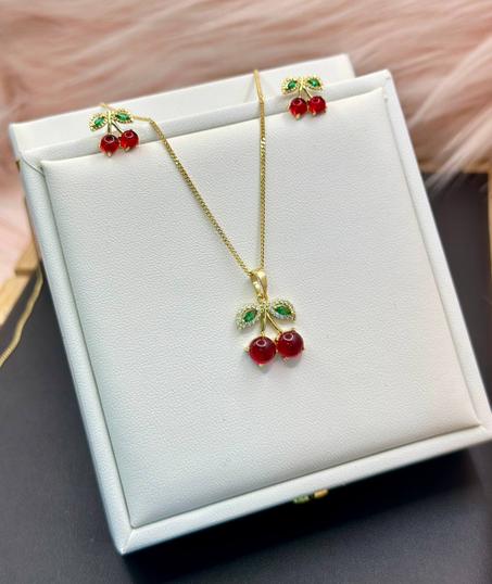 طقم “Cherry Glam” الذهبي – لمسة ناعمة تسرق القلوب ❤️✨