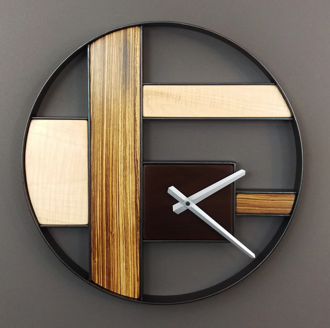 Horloge murale moderne avec un design artistique en bois et métal