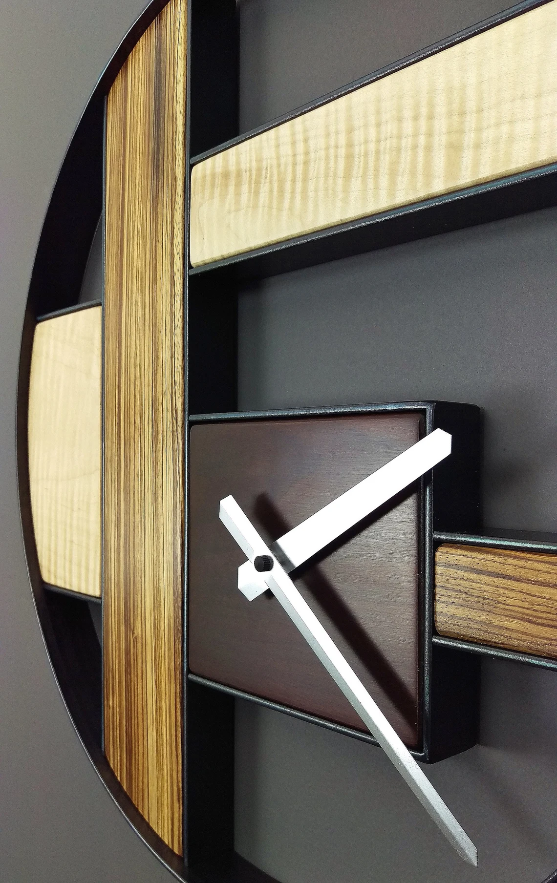 Horloge murale moderne avec un design artistique en bois et métal