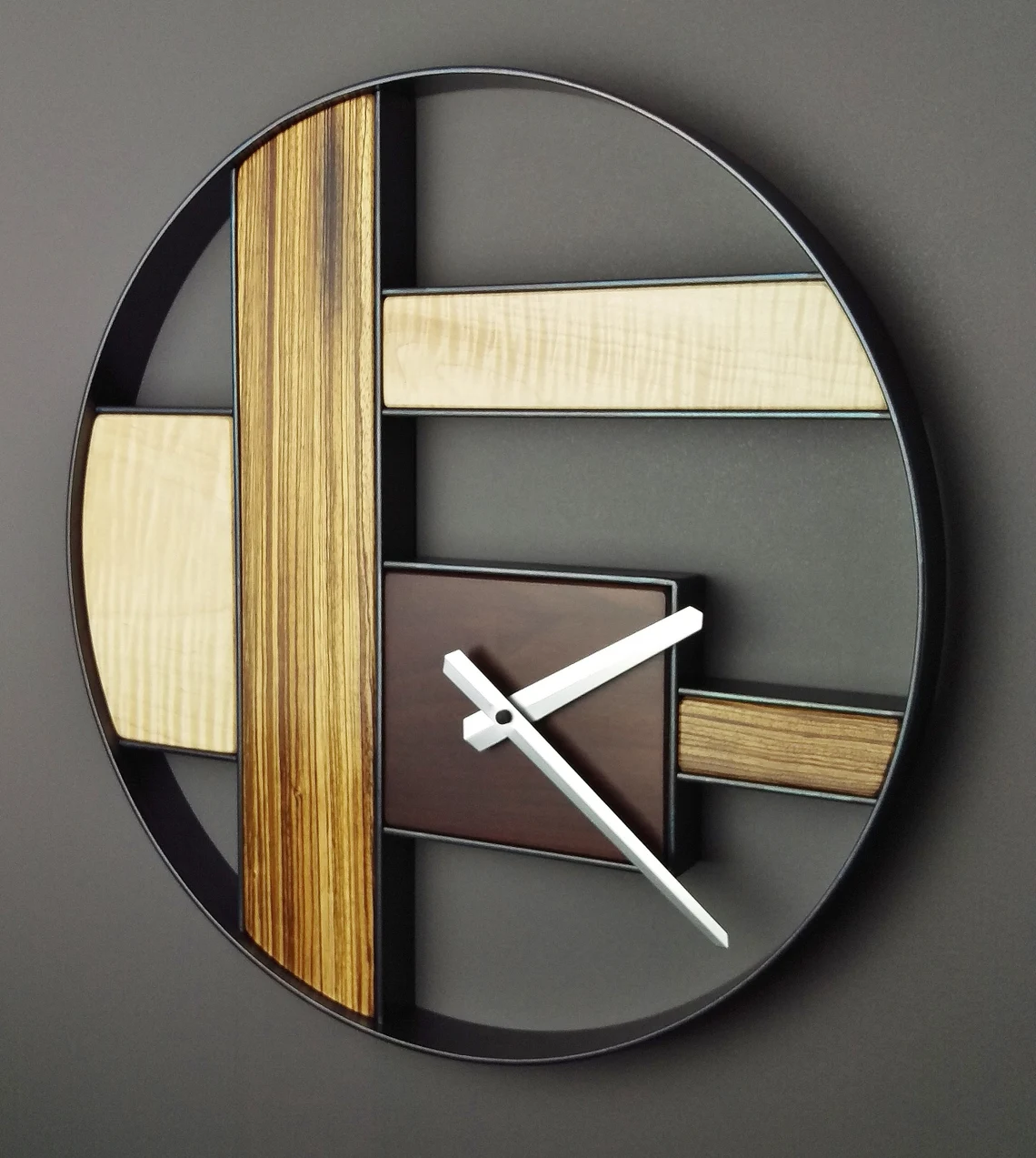 Horloge murale moderne avec un design artistique en bois et métal