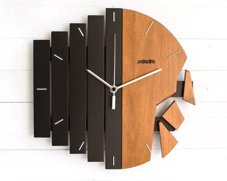 Horloge murale en bois élégante au design brisé unique