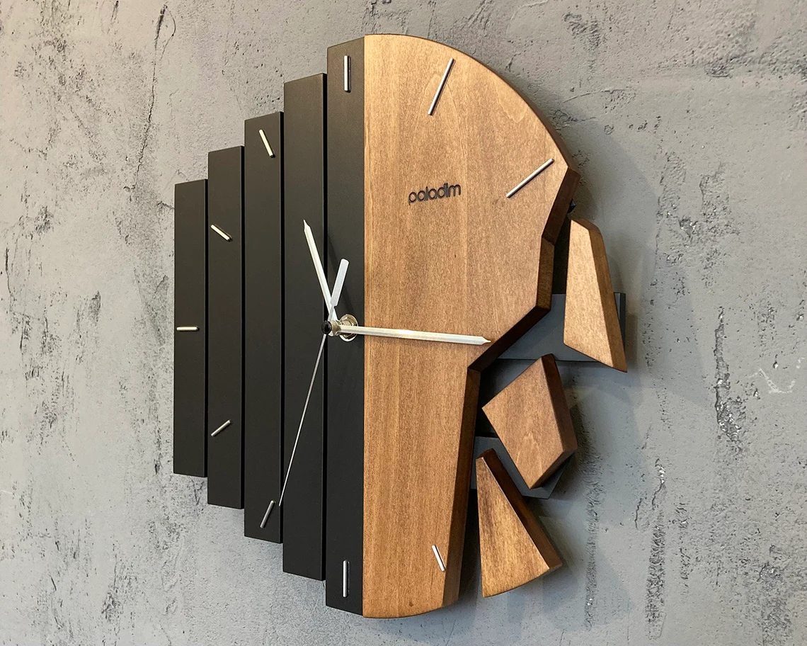 Horloge murale en bois élégante au design brisé unique