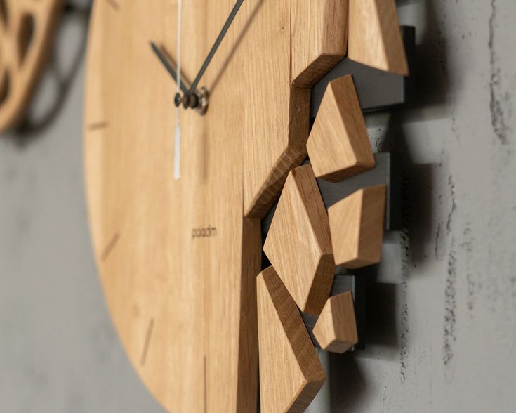 Horloge murale en bois ronde – Art abstrait moderne en jaune clair