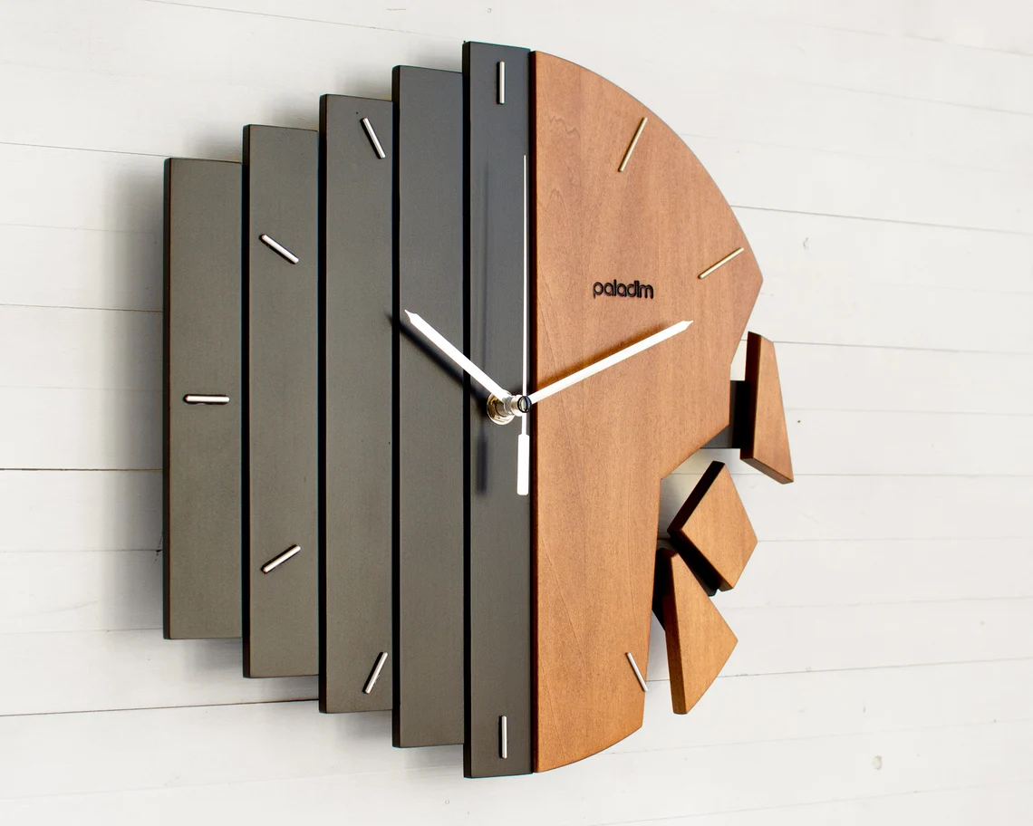 Horloge murale en bois élégante au design brisé unique