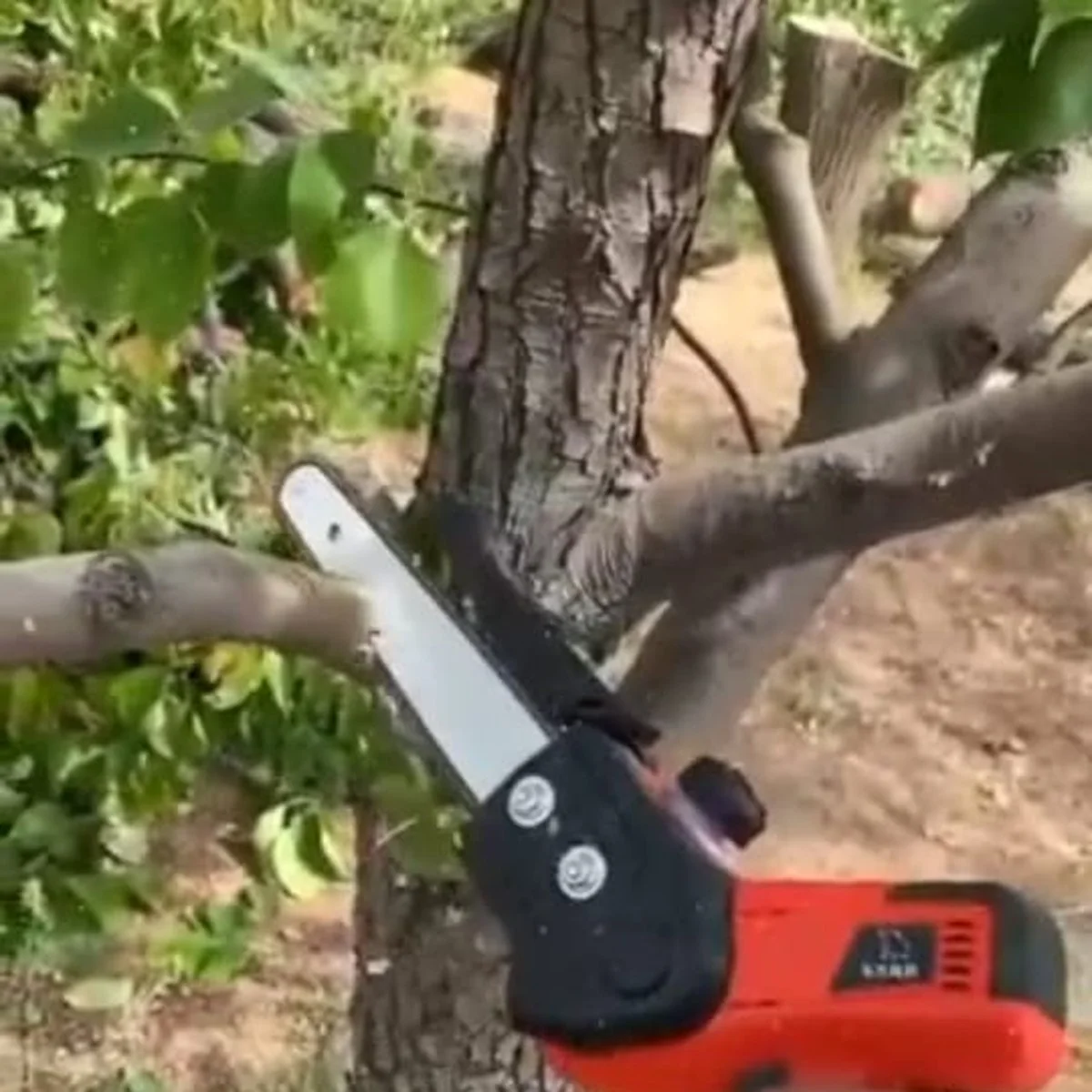 Mini Tronçonneuse Sans Fil 4 Pouces — Batterie 42V 6000mAh, Moteur Cuivre 550W, Élagage et Coupe de Bois, Ultra-Légère 1,2 kg