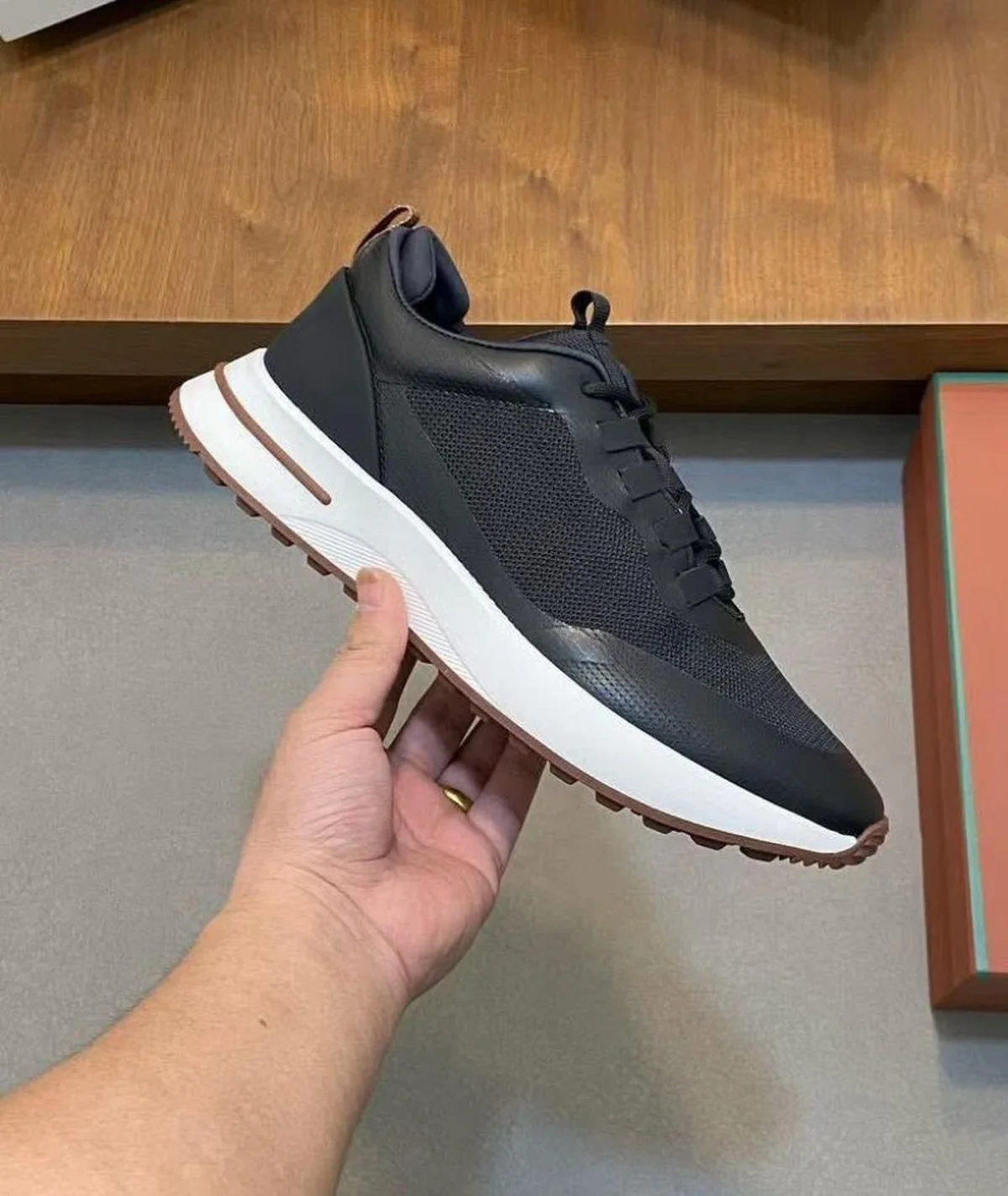 Sneaker Homme Cuir et Tissu Technique Noir — Semelle Blanche Contrastée, Confort Premium