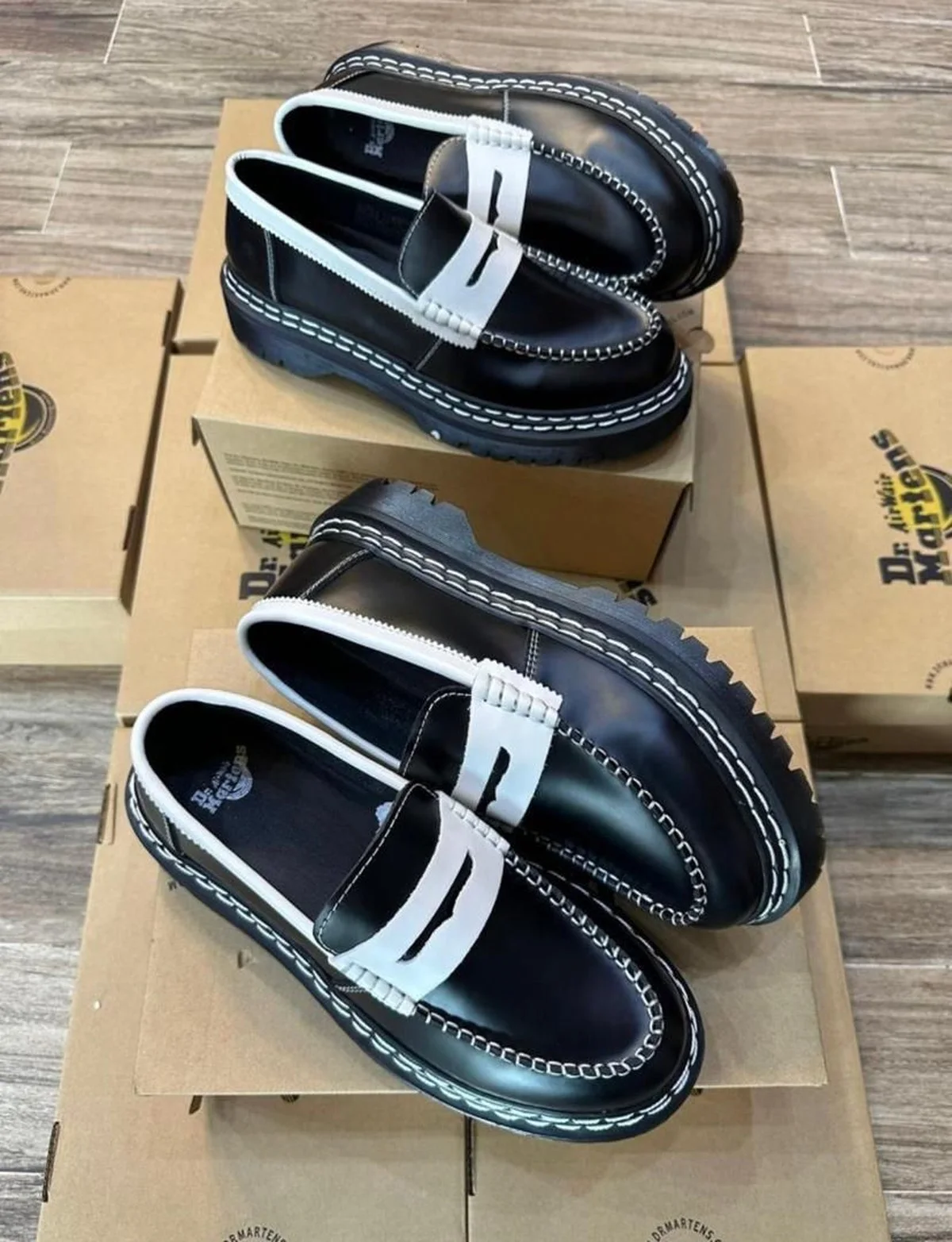 Mocassin Dr. Martens Penton Bex Bicolore — Cuir Lisse, Semelle Plateforme Bex 3,8 cm, Style Unisexe | Disponible en Noir et Marron | Pointures 40 à 46