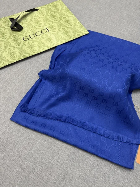 chales GUCCI femmes avec sachet