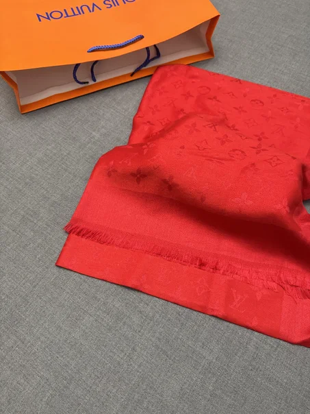 chales LOUIS VUITTON femmes 1 avec sachet