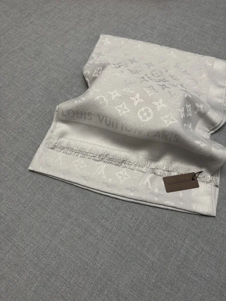 chales LOUIS VUITTON femmes 1