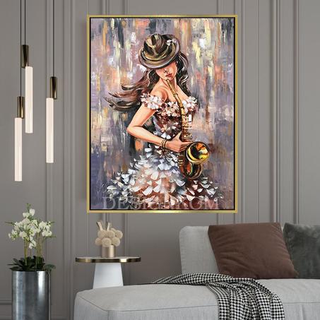 woman play saxophone