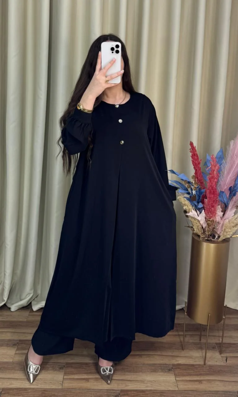 طقم نسائي واسع ومريح بلمسة راقية