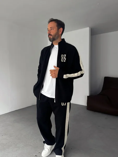 Sweat-shirt oversize  à col montant et fermeture éclair double face, orné de 07