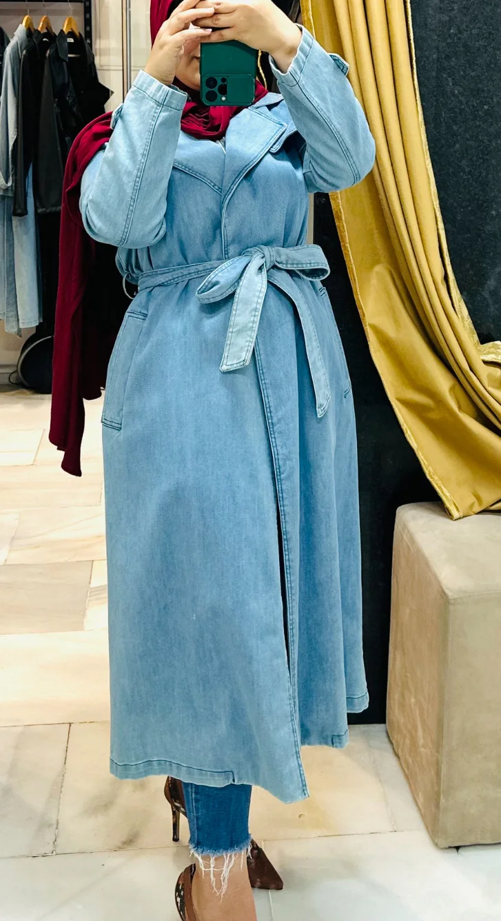 Un manteau long et élégant en jean