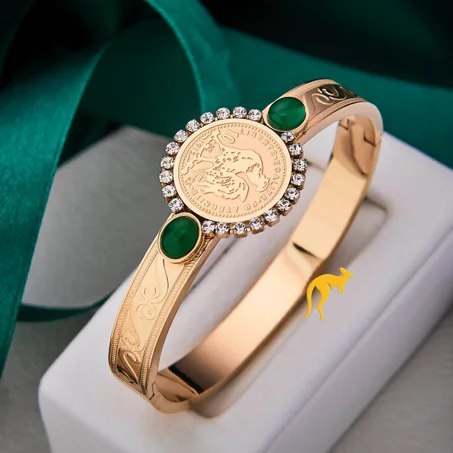 سوار مطلي بلون الذهب مزخرف Gold colour plated bracelet with a motif