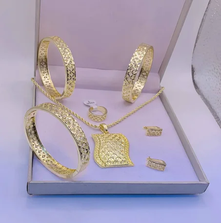 طقم تقليدي ، عقد ، خواتم ، اساور واقراط Traditional ensemble, necklace, rings, bracelets & earrings