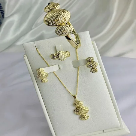 مجموعة قلادة ، قرط وسوار ذهبي اللون Ensemble Necklace, earing and bracelet Goldy -XBI